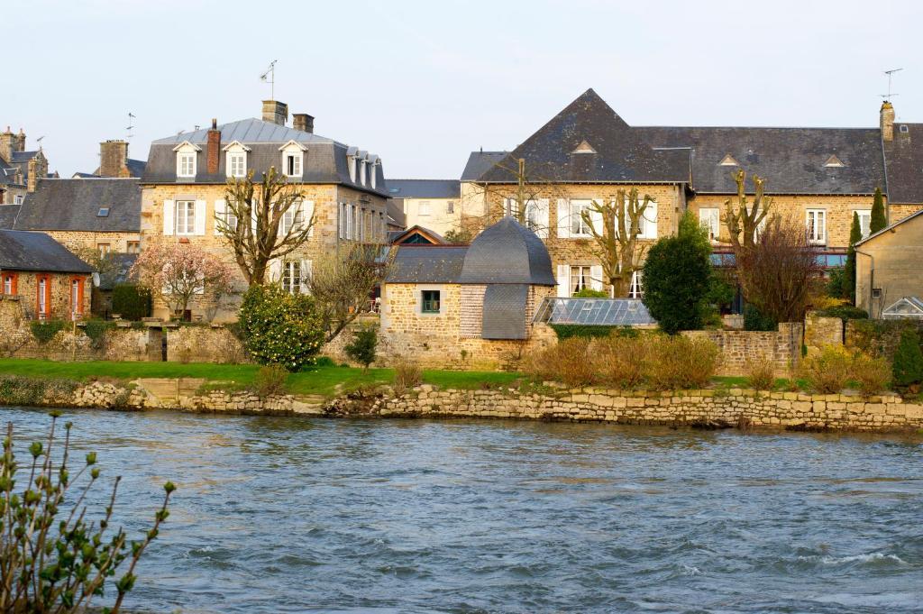 Готель Logis Auberge De La Selune Ducey-Les Cheris Екстер'єр фото