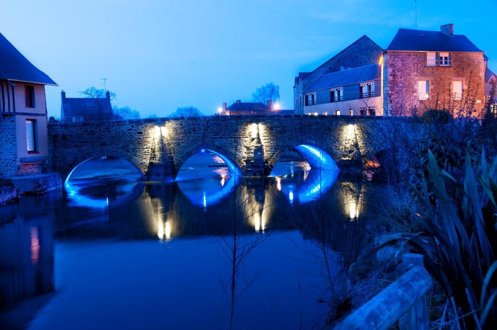 Готель Logis Auberge De La Selune Ducey-Les Cheris Екстер'єр фото