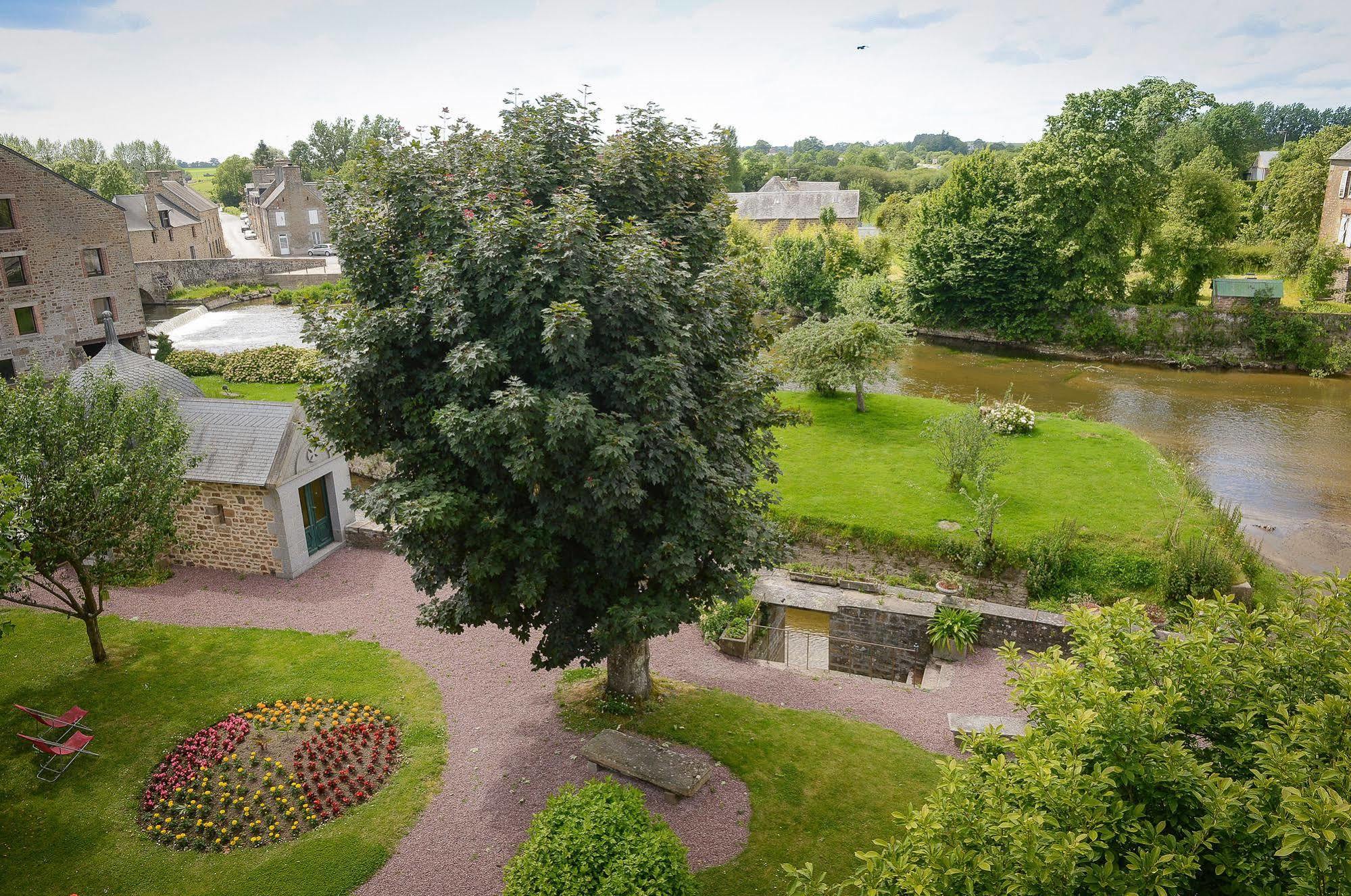 Готель Logis Auberge De La Selune Ducey-Les Cheris Екстер'єр фото